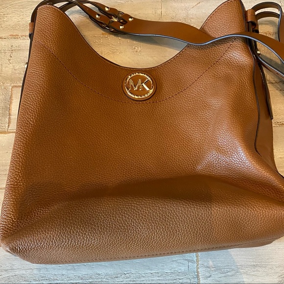 ❤️SOLD❤️ Michael Kors MK Purse Brown/Tan Adjustable Strap 2 Pocket Inside Zip - Picture 7 of 9